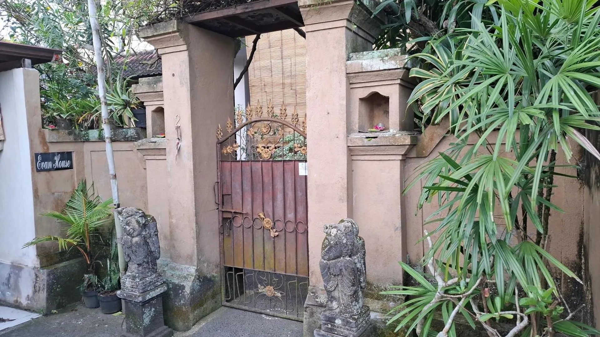 Evan House Homestay With Kitchens And Private Balconies Ubud  Guest house